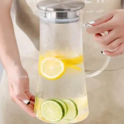 Plates u0026 More Küche & Esszimmer-Hitzebeständiger Glaskrug mit Deckel – vielseitige Karaffe für heiße oder kalte Getränke