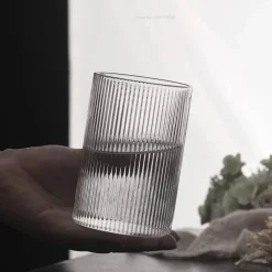 Plates u0026 More Küche & Esszimmer-Hitzebeständiges Wasserbecher-Set aus gestreiftem Glas – transparentes Trinkgeschirr für Saft und Wein