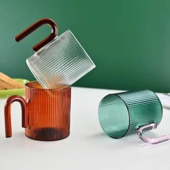 Plates u0026 More Küche & Esszimmer-Kaffeebecher aus geriffeltem Glas – bunter, hitzebeständiger Griff