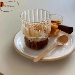 Plates u0026 More Küche & Esszimmer-Kaffeetasse aus Glas mit vertikalen Streifen – stilvolles Trinkgeschirr für Milch, Tee, Saft