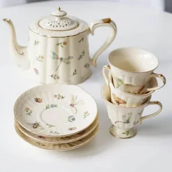 Elegance at the Table Küche & Esszimmer-Kaffeetassen- und Tellerset aus Keramik mit Tablett mit Reliefrose