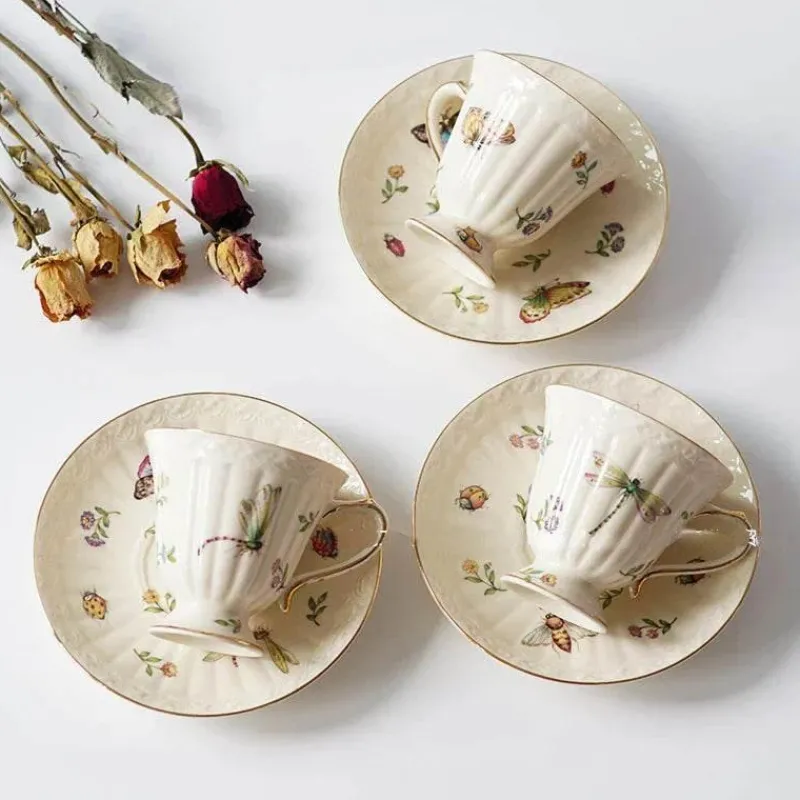 Elegance at the Table Küche & Esszimmer-Kaffeetassen- und Tellerset aus Keramik mit Tablett mit Reliefrose