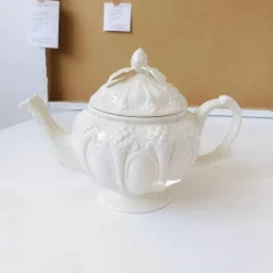 Elegance at the Table Küche & Esszimmer-Kaffeetassen- und Tellerset aus Keramik mit Tablett mit Reliefrose