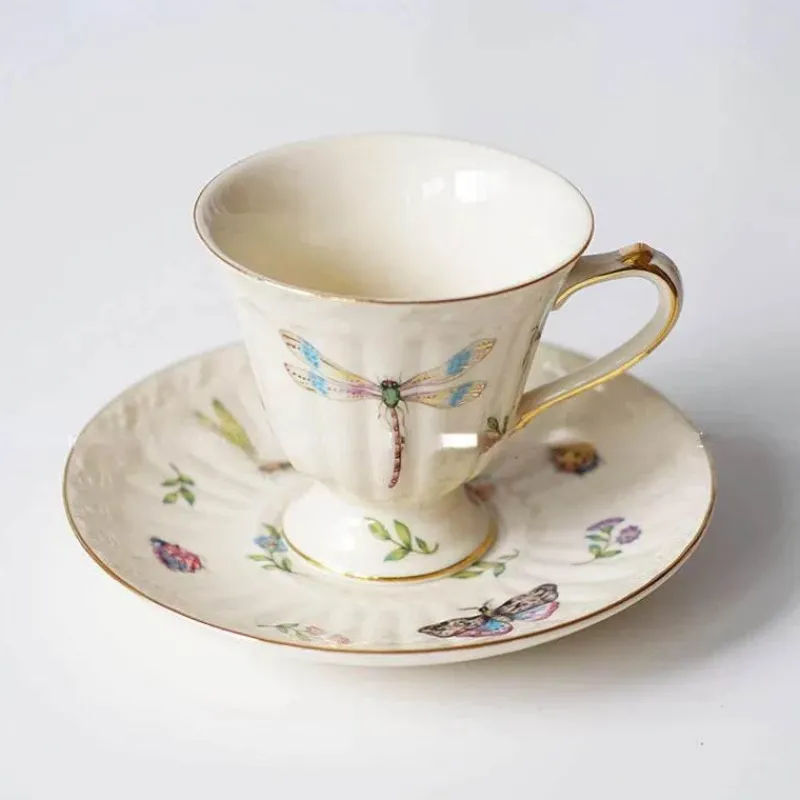 Elegance at the Table Küche & Esszimmer-Kaffeetassen- und Tellerset aus Keramik mit Tablett mit Reliefrose