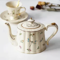 Elegance at the Table Küche & Esszimmer-Kaffeetassen- und Tellerset aus Keramik mit Tablett mit Reliefrose