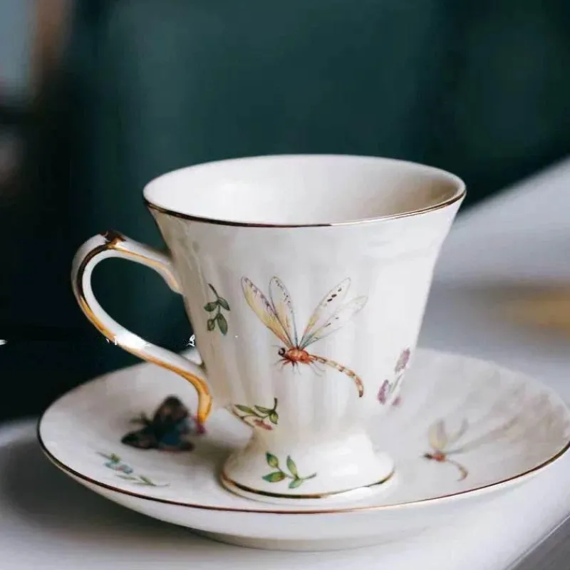 Elegance at the Table Küche & Esszimmer-Kaffeetassen- und Tellerset aus Keramik mit Tablett mit Reliefrose