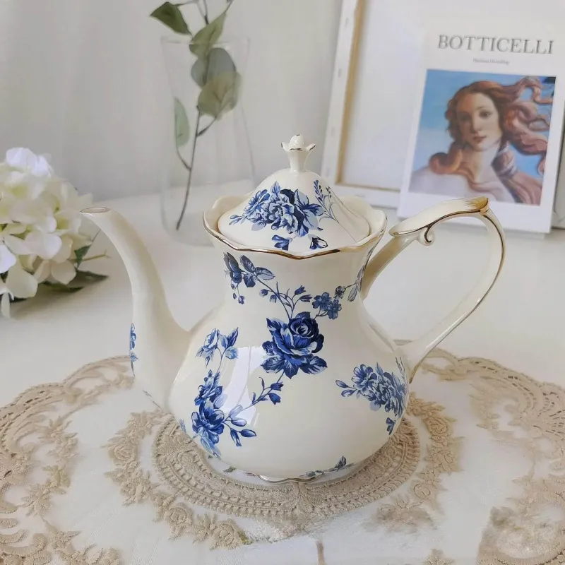 Elegance at the Table Küche & Esszimmer-Kaffeetassen- und Tellerset aus Keramik mit Tablett mit Reliefrose