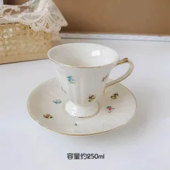 Elegance at the Table Küche & Esszimmer-Kaffeetassen- und Tellerset aus Keramik mit Tablett mit Reliefrose