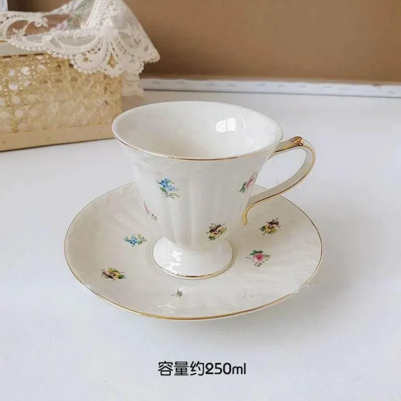 Elegance at the Table Küche & Esszimmer-Kaffeetassen- und Tellerset aus Keramik mit Tablett mit Reliefrose