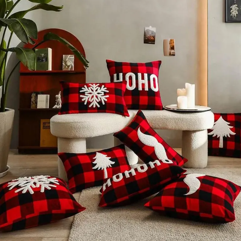 The Cushion Corner Bettzeug-Karierte Weihnachtskissenbezüge - Rote und schwarze bestickte Kissenbezüge