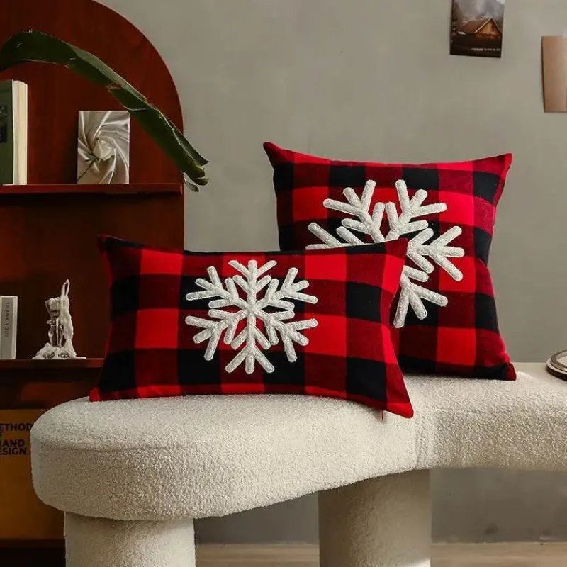 The Cushion Corner Bettzeug-Karierte Weihnachtskissenbezüge - Rote und schwarze bestickte Kissenbezüge