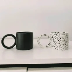 Plates u0026 More Küche & Esszimmer-Keramikbecher mit schwarzem Henkel – White Splash Design