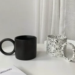 Plates u0026 More Küche & Esszimmer-Keramikbecher mit schwarzem Henkel – White Splash Design