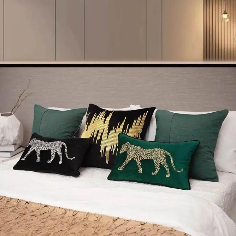 Pillow Haven Bettzeug-Kissenbezug mit goldener Leopardenstickerei – Luxuriöses Wohnzimmerdekor