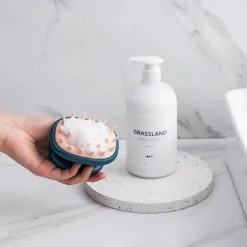 The Blissful Bath Badezimmer-Kopfhautmassagebürste – Entspannendes Kopfmassagegerät zum Stressabbau