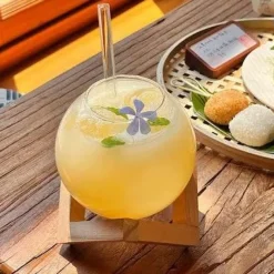 Plates u0026 More Küche & Esszimmer-Kugelförmiges Gläserset - Kaffee-, Saft- und Cocktailbecher mit Strohhalm auf Holzbasis