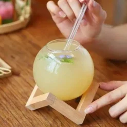 Plates u0026 More Küche & Esszimmer-Kugelförmiges Gläserset - Kaffee-, Saft- und Cocktailbecher mit Strohhalm auf Holzbasis
