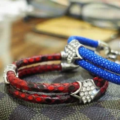 Herren Decor Herrenschuhe-Luxuriöses Pythonlederarmband - Modeschmuck mit Goldakzent