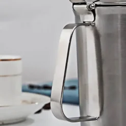 Tom Küche & Esszimmer-Milchaufschäumkrug aus Edelstahl mit Deckel - Messbecher