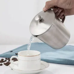 Tom Küche & Esszimmer-Milchaufschäumkrug aus Edelstahl mit Deckel - Messbecher