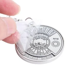 The Outdoor Vault Camping-Werkzeuge|Heimwerkzeuge-Mini-Kalender-Schlüsselanhänger aus Metall – Kreatives Zeitportal-Design