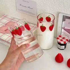 Plates u0026 More Küche & Esszimmer-Nana Erdbeer-Glasbecher – süßer, hitzebeständiger, transparenter Wasserbecher