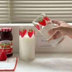 Plates u0026 More Küche & Esszimmer-Nana Erdbeer-Glasbecher – süßer, hitzebeständiger, transparenter Wasserbecher