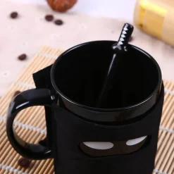 The Cozy Mug Küche & Esszimmer-Ninja-Keramiktasse – inklusive Maskenschwertlöffel