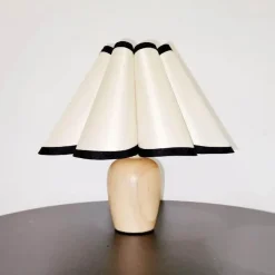 The Light Loft Beleuchtung-Plissierte Tischlampe mit Holzsockel – Stilvolle Wohnraumbeleuchtung