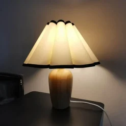The Light Loft Beleuchtung-Plissierte Tischlampe mit Holzsockel – Stilvolle Wohnraumbeleuchtung