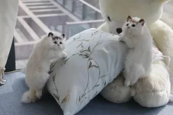 The Gilded Nest Wohndeko-Plüschkatzenfigur - Niedliche Schreibtischdekoration