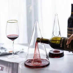 The Culinary Kit Küche & Esszimmer-Pyramiden-Weindekanter aus Glas – elegante Weinkaraffe