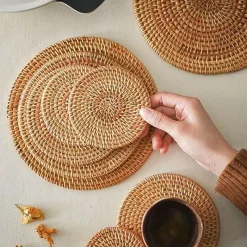 Feast u0026 Flair Küche & Esszimmer-Rattan-Untersetzer-Set mit Halter – Getränkeuntersetzer aus Glas für die Heimdekoration