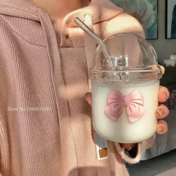 Plates u0026 More Küche & Esszimmer-Rosa Kaffeetasse aus Glas mit Fliege, Deckel und Strohhalm – süßes Trinkgeschirr