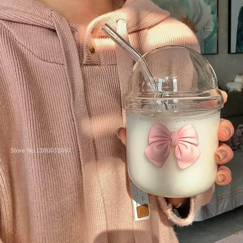 Plates u0026 More Küche & Esszimmer-Rosa Kaffeetasse aus Glas mit Fliege, Deckel und Strohhalm – süßes Trinkgeschirr