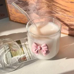 Plates u0026 More Küche & Esszimmer-Rosa Kaffeetasse aus Glas mit Fliege, Deckel und Strohhalm – süßes Trinkgeschirr