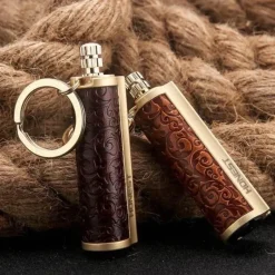 Cozy Living Camping Im Freien|Outdoor-Artikel-Schlüsselanhänger aus Leder mit Metall-Streichholz-Inferno-Feuerzeug – langlebiges Feuerstarter-Accessoire