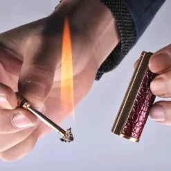 Cozy Living Camping Im Freien|Outdoor-Artikel-Schlüsselanhänger aus Leder mit Metall-Streichholz-Inferno-Feuerzeug – langlebiges Feuerstarter-Accessoire