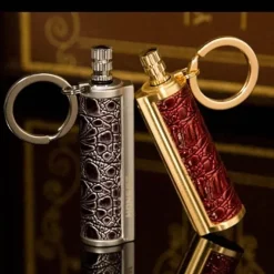 Cozy Living Camping Im Freien|Outdoor-Artikel-Schlüsselanhänger aus Leder mit Metall-Streichholz-Inferno-Feuerzeug – langlebiges Feuerstarter-Accessoire