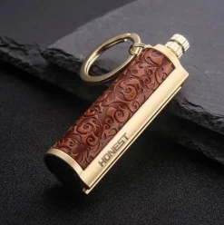 Cozy Living Camping Im Freien|Outdoor-Artikel-Schlüsselanhänger aus Leder mit Metall-Streichholz-Inferno-Feuerzeug – langlebiges Feuerstarter-Accessoire