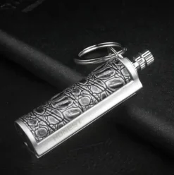 Cozy Living Camping Im Freien|Outdoor-Artikel-Schlüsselanhänger aus Leder mit Metall-Streichholz-Inferno-Feuerzeug – langlebiges Feuerstarter-Accessoire