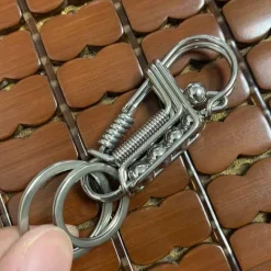 Trail Tech Outdoor-Gadgets|Outdoor-Artikel-Schlüsselanhänger aus mattiertem Edelstahl – elegantes Eisenwebdesign