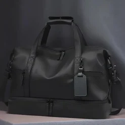 BagAura Taschen & Geldbörsen-Schwarze Reisetasche aus PU – großes Fassungsvermögen, Nass-/Trockenfach, Reisetasche