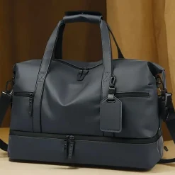 BagAura Taschen & Geldbörsen-Schwarze Reisetasche aus PU – großes Fassungsvermögen, Nass-/Trockenfach, Reisetasche