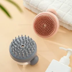 The Blissful Bath Badezimmer-Shampoo Dispenser Brush - Quick Clean Hair Massager