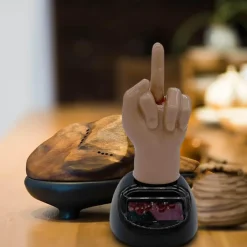 Wild u0026 Free Gear Autozubehör|Automobilindustrie-Solarbetriebenes Mittelfinger-Auto-Armaturenbrett-Dekor – lustiges Auto-Accessoire