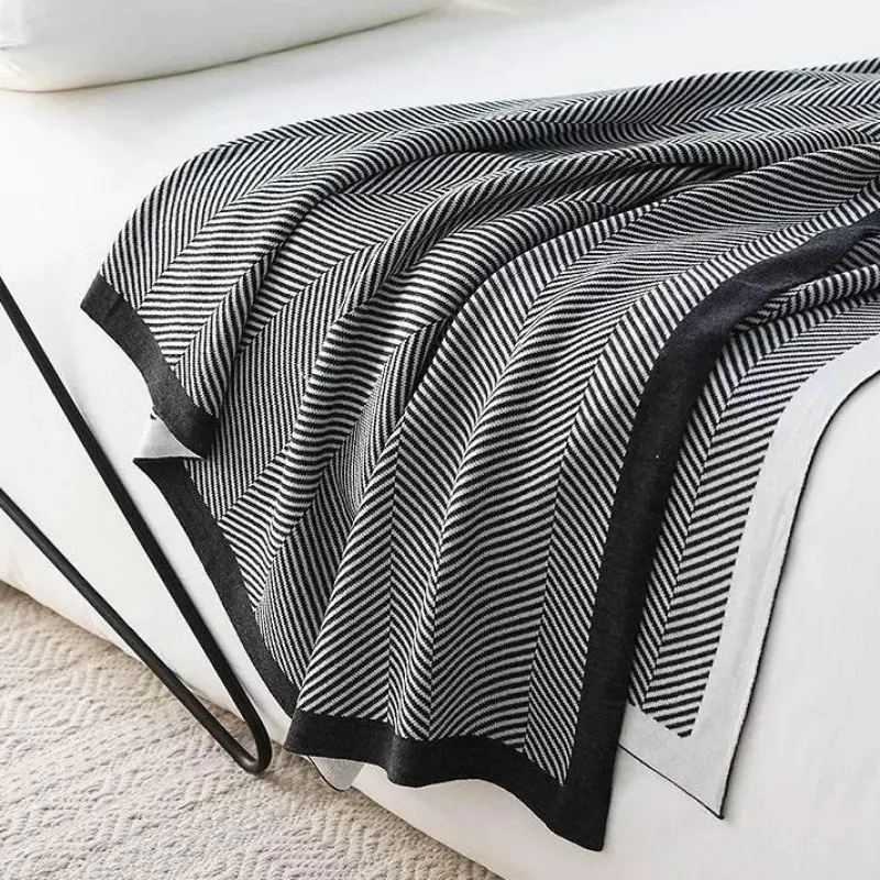 Wrap u0026 Relax Bettzeug-Strickdecke mit nordischen Streifen – gemütlicher, warmer Sofabezug für den Winter