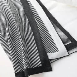 Wrap u0026 Relax Bettzeug-Strickdecke mit nordischen Streifen – gemütlicher, warmer Sofabezug für den Winter