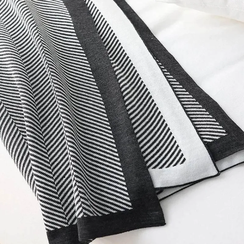 Wrap u0026 Relax Bettzeug-Strickdecke mit nordischen Streifen – gemütlicher, warmer Sofabezug für den Winter