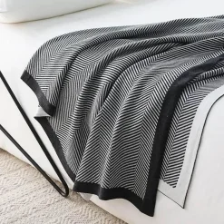 Wrap u0026 Relax Bettzeug-Strickdecke mit nordischen Streifen – gemütlicher, warmer Sofabezug für den Winter